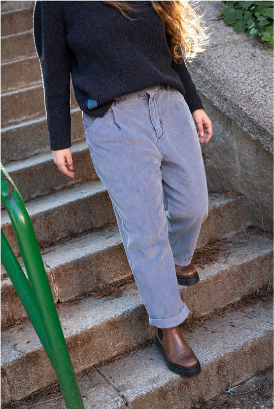 Camille - Pantalón Tipo Chino de Pana