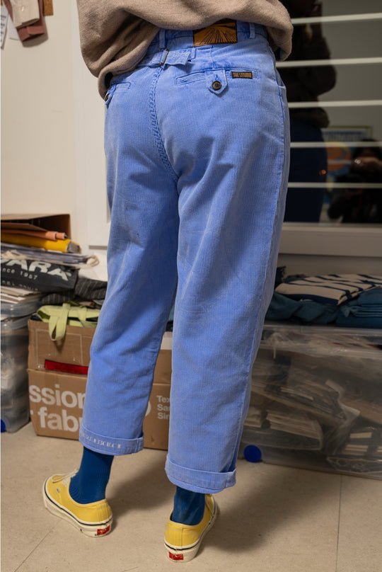 Camille - Pantalón Tipo Chino de Pana