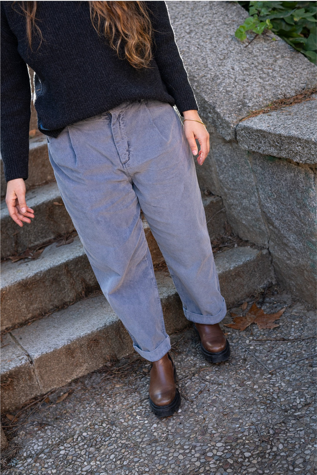 Camille - Pantalón Tipo Chino de Pana