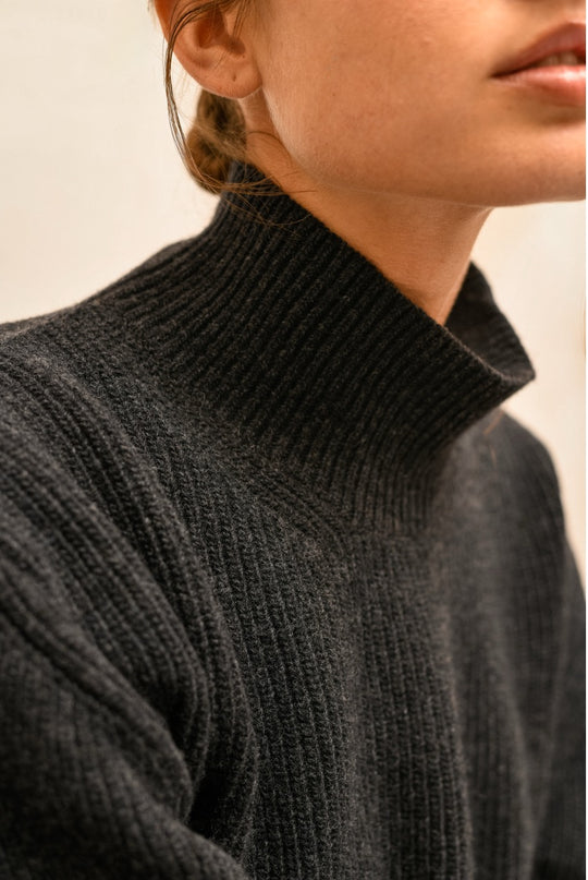 Cáustica Antracita - Jersey Cuello Perkins Relaxed Style