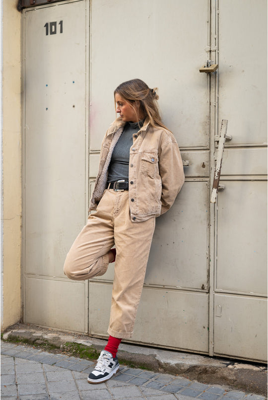 Camille - Pantalón Tipo Chino de Pana