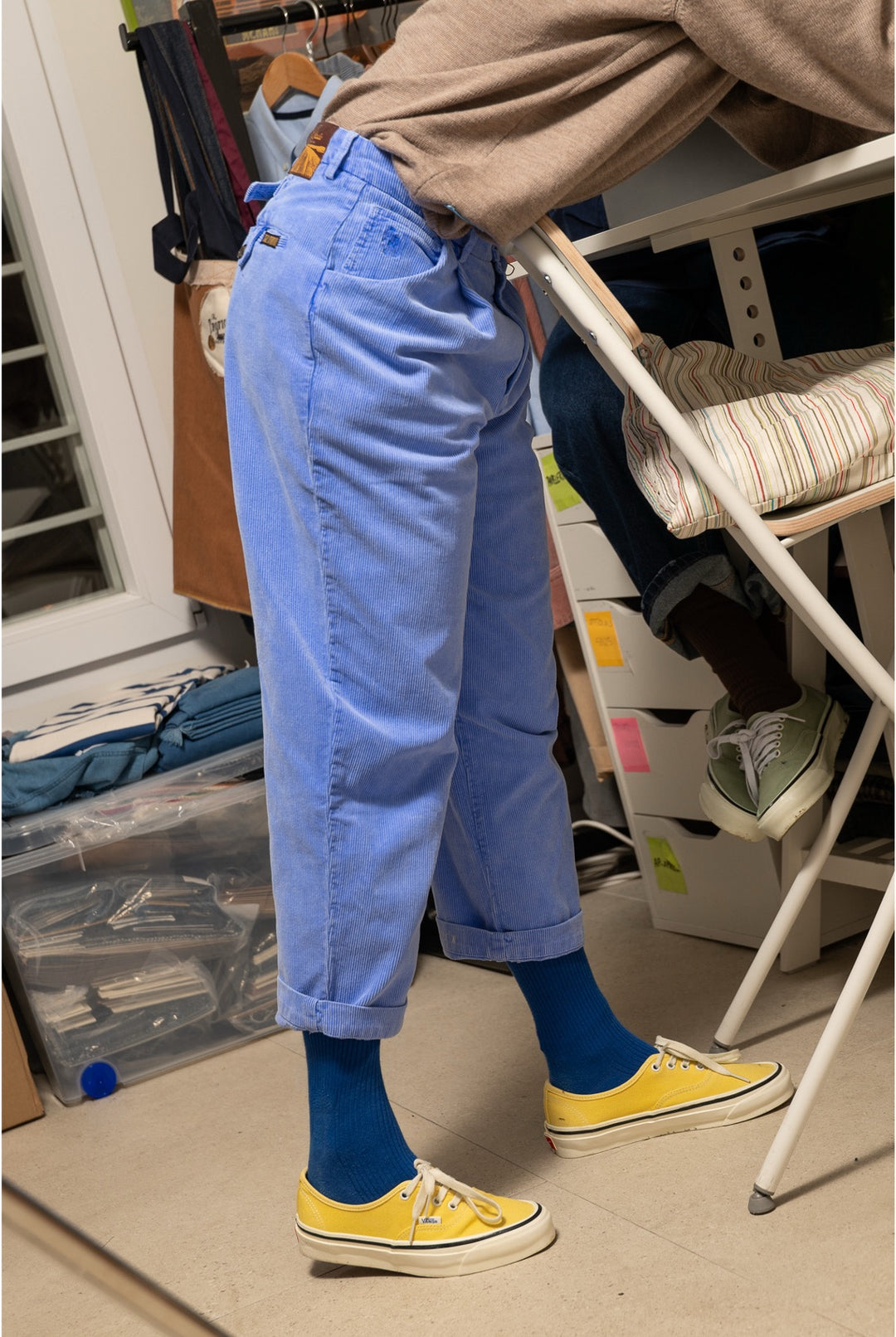 Camille - Pantalón Tipo Chino de Pana