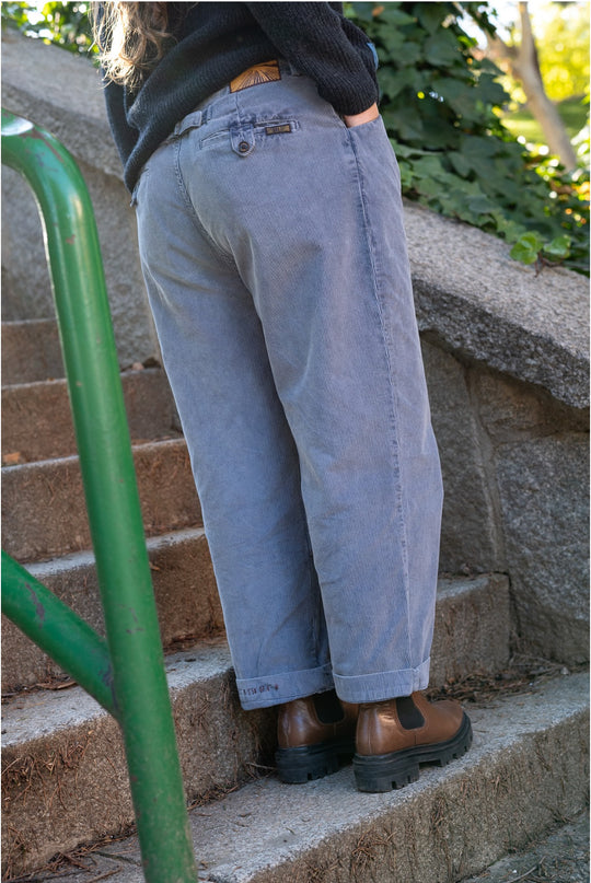 Camille - Pantalón Tipo Chino de Pana