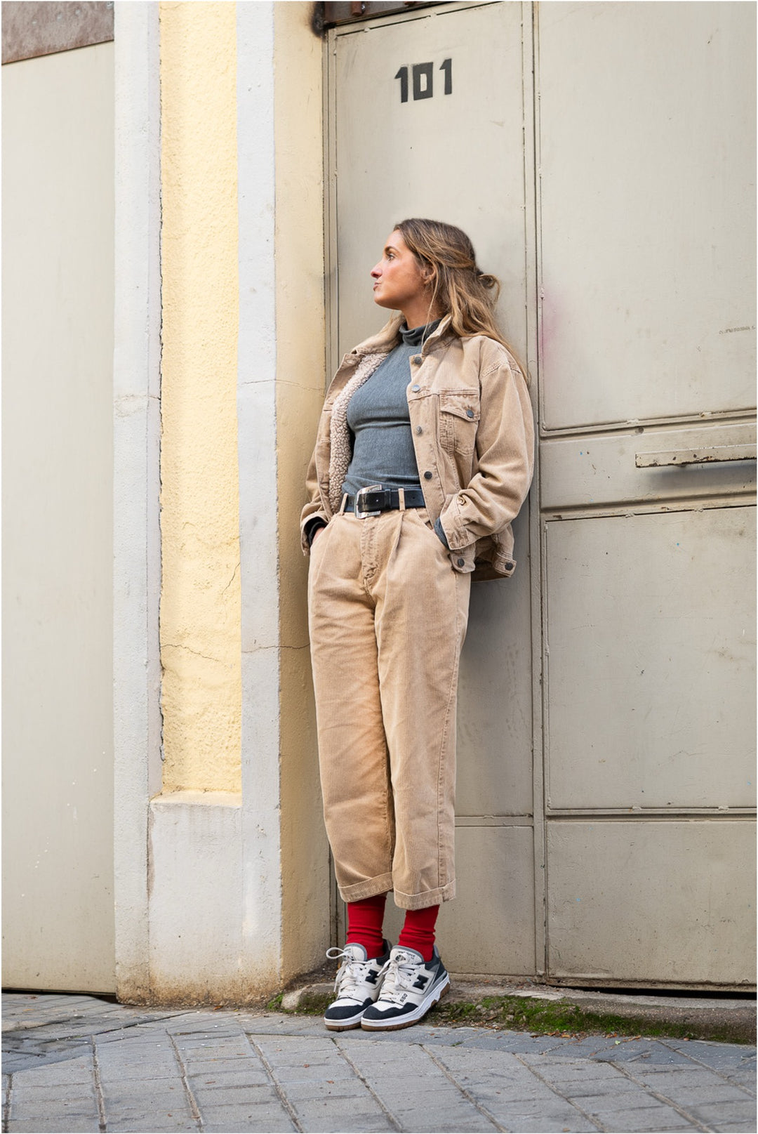 Camille - Pantalón Tipo Chino de Pana