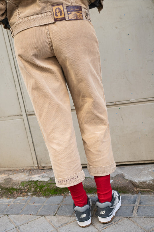 Camille - Pantalón Tipo Chino de Pana