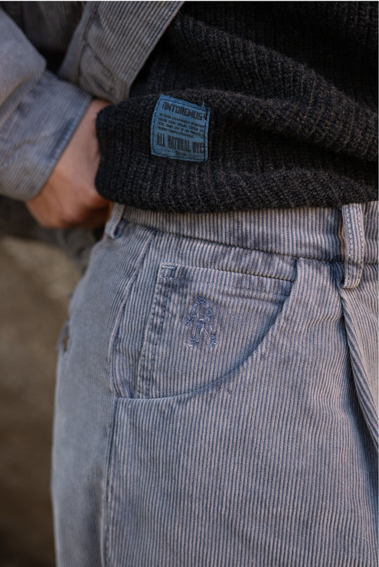 Camille - Pantalón Tipo Chino de Pana