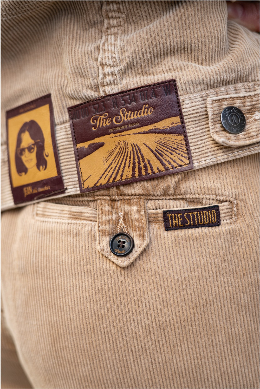 Camille - Pantalón Tipo Chino de Pana