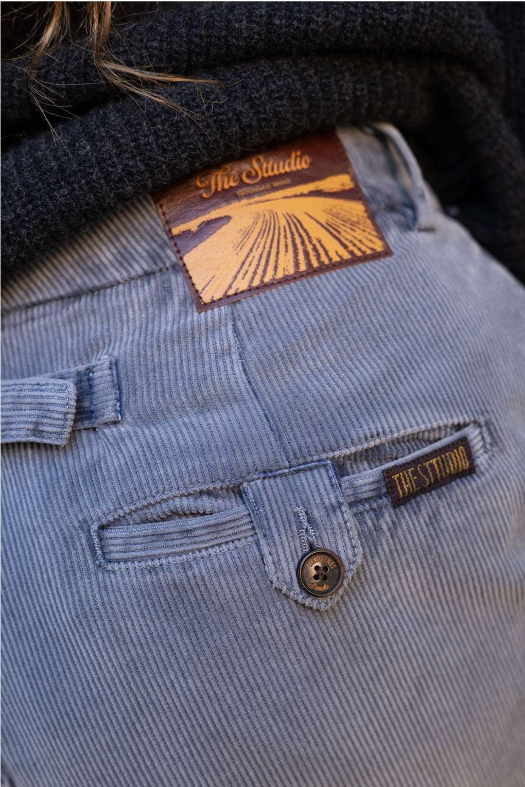 Camille - Pantalón Tipo Chino de Pana