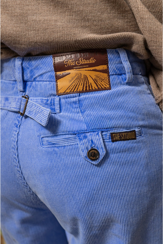 Camille - Pantalón Tipo Chino de Pana