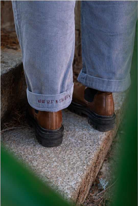 Camille - Pantalón Tipo Chino de Pana