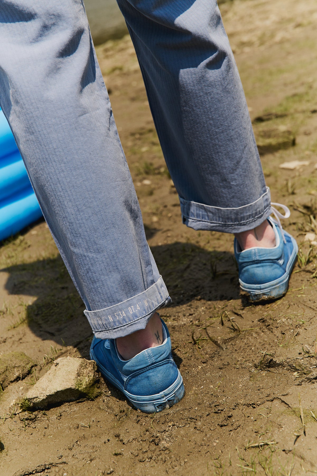 Lola Chambray - Pantalón Tipo Chino Regular Fit
